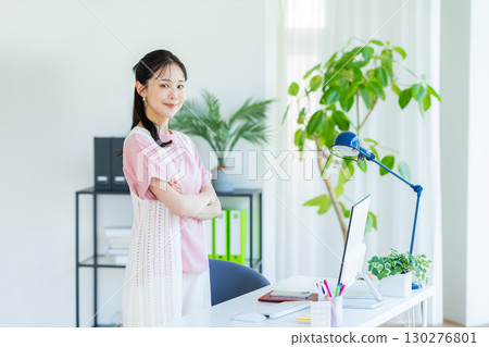 Business woman working in the office 130276801