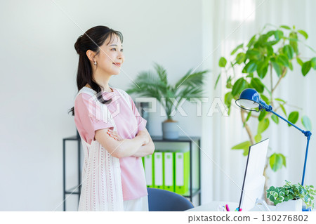 Business woman working in the office 130276802