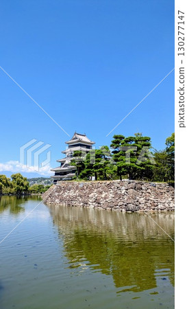 National treasure Matsumoto Castle shines against the blue sky 130277147