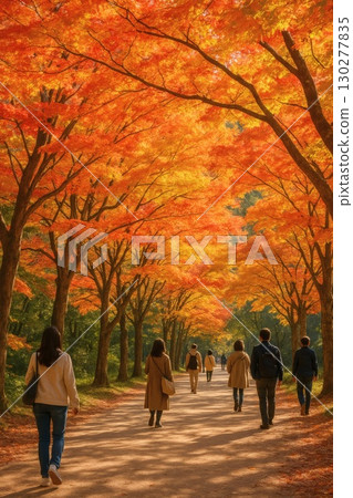 人們沿著綠樹成蔭的街道行走，周圍環繞著秋葉 130277835