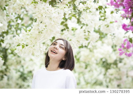 三角梅和一個可愛的女人 130278395