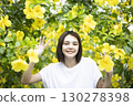 有芙蓉花的可愛女人 130278398
