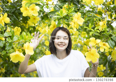 有芙蓉花的可愛女人 130278398