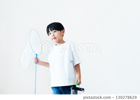 拿著蝴蝶網的男孩 130278629