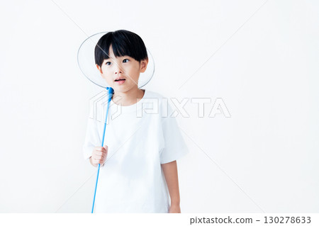 拿著蝴蝶網的男孩 130278633
