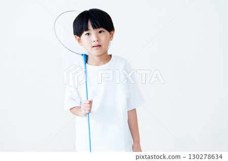 拿著蝴蝶網的男孩 130278634