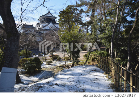 白雪皚皚的日本花園 / 白雪皚皚的日本花園和古老的日本城堡 130278917