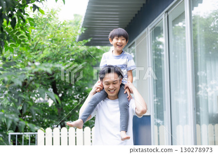 家庭：男孩被父親背在背上 130278973