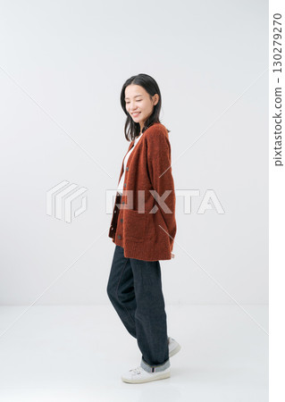 穿著針織開襟衫的女人 130279270