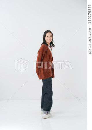 穿著針織開襟衫的女人 130279273