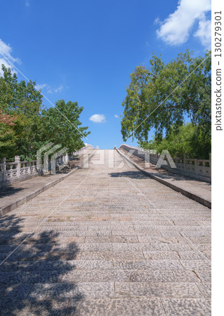 上海廣富林通往藍天的石橋 130279301