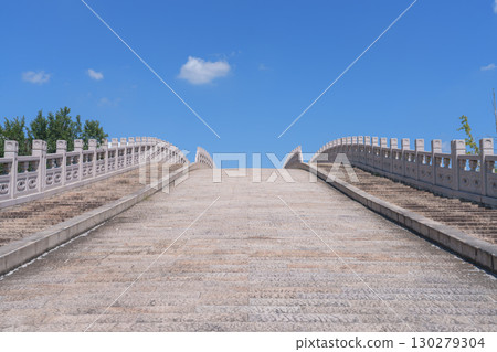 上海廣富林通往藍天的石橋 130279304