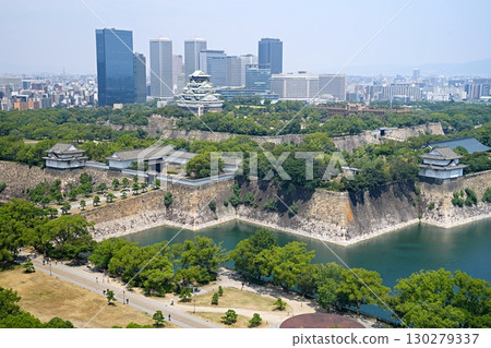 大阪城、外護城河、大手門和天守閣（從大阪歷史博物館往東稍低）（夏季） 130279337
