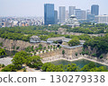 大阪城、大手門和天守閣（大阪歷史博物館東北方向，略有放大）（夏季） 130279338