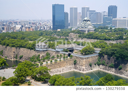 大阪城、大手門和天守閣（大阪歷史博物館東北方向，略有放大）（夏季） 130279338