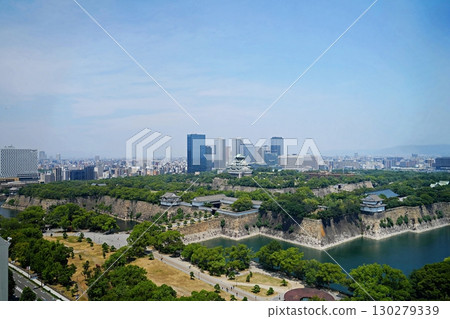 大阪城、大阪市、大阪城全景（從大阪歷史博物館向東北看，大致可見全景）（夏季） 130279339