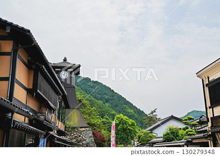 兵庫縣出石市大手前街的傳統建築和新光塔（從北面拍攝，初夏） 130279348