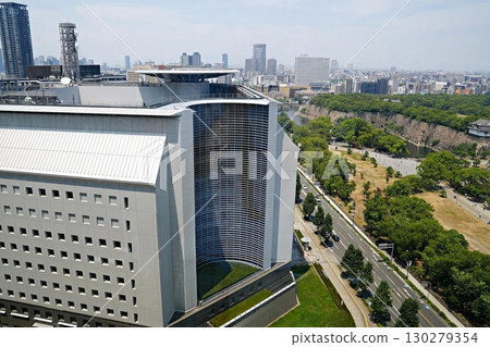 大阪市：大阪府警察總部及大阪城西側外護城河（從大阪歷史博物館看到的北景，放大）（夏季） 130279354