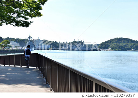 從橫須賀公園的人行道上可以看到一艘軍艦 從橫須賀公園的人行道上可以看到一艘軍艦 130279357