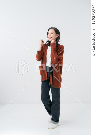 穿著針織開襟衫的女人 130279374
