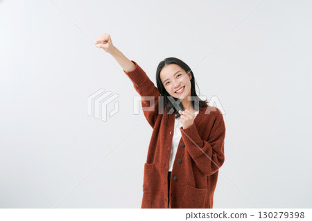 穿著針織開襟衫的女人 130279398