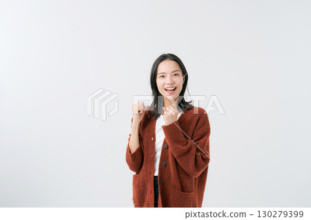 穿著針織開襟衫的女人 穿著針織開襟衫的女人 130279399