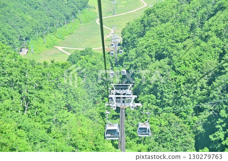 下山途中從五龍纜車上看到的景色 下山途中從五龍纜車上看到的景色 130279763