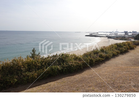 港口附近的沙灘 130279850