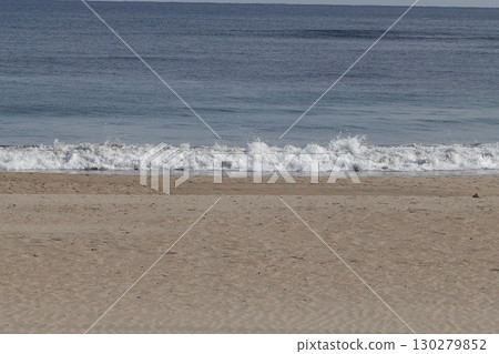 平靜的海面在冬天 130279852