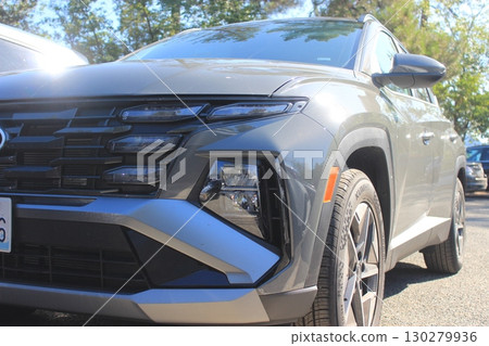 舊金山街道上行駛的汽車、皮卡和公車 舊金山街道上行駛的汽車、皮卡和公車 130279936