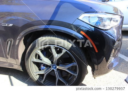 舊金山街道上行駛的汽車、皮卡和公車 130279937