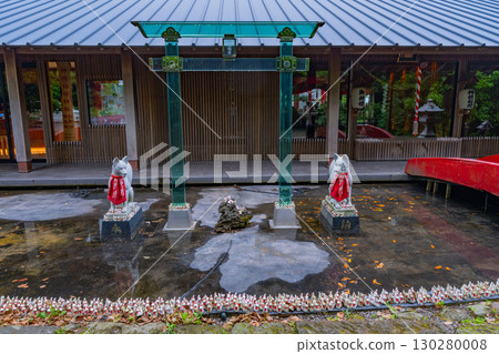 [Kagoshima Prefecture] Shintoku Inari Shrine, famous for its glass torii gate 130280008