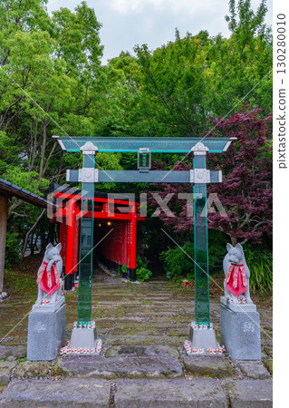 [鹿兒島縣] 以玻璃鳥居聞名的新德稻荷神社 130280010