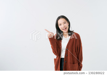 Woman wearing a knitted cardigan 130280022