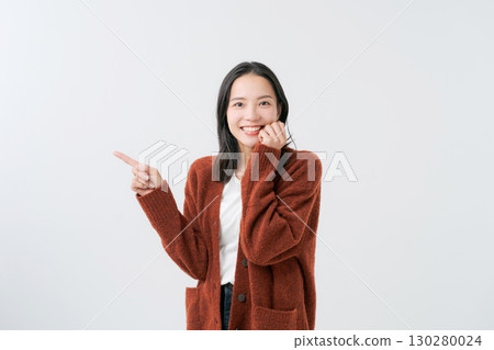 穿著針織開襟衫的女人 穿著針織開襟衫的女人 130280024