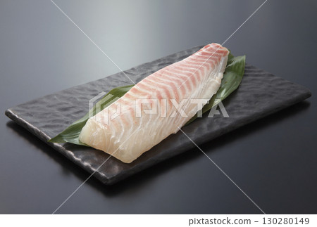 Sea bream sashimi (sashimi rack) Sea bream sashimi (sashimi rack) 130280149