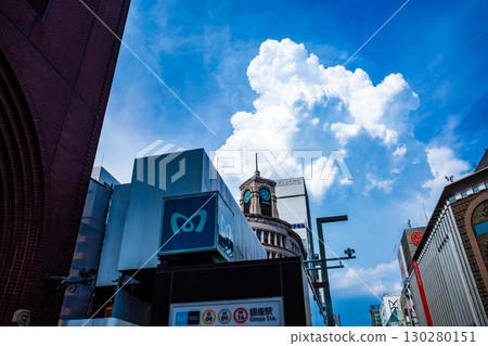 2025 年 8 月,東京銀座的積雨雲天空,高飽和度對比 2025 年 8 月,東京銀座的積雨雲天空,高飽和度對比 130280151