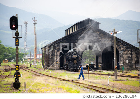 離開車庫的蒸汽機車 130280194