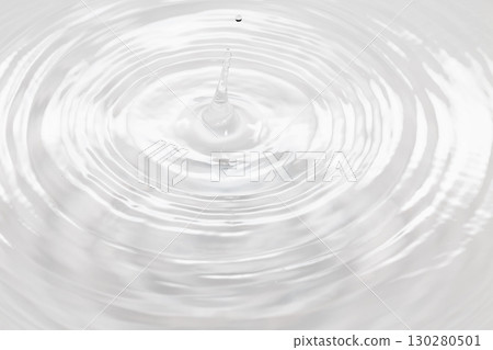 水滴落在水面上。 水滴落在水面上。 130280501