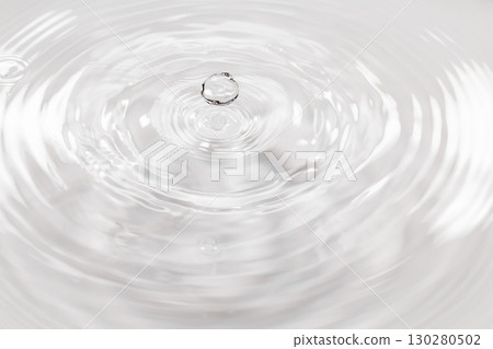水滴落在水面上。 水滴落在水面上。 130280502