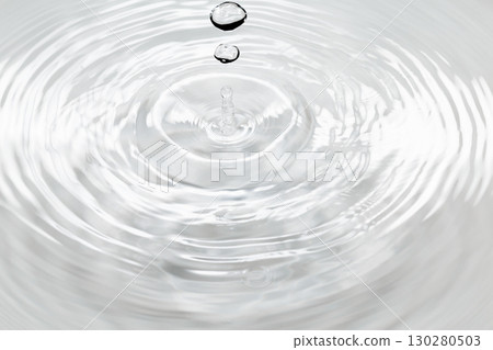 水滴落在水面上。 水滴落在水面上。 130280503