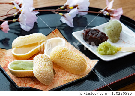 Cocoon-shaped mochi skin and three types of bean paste Cocoon-shaped mochi skin and three types of bean paste 130280589