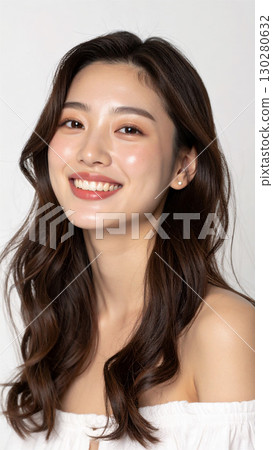 白色背景下微笑年輕女子的畫像 130280632
