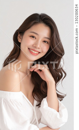 白色背景下微笑年輕女子的畫像 130280634