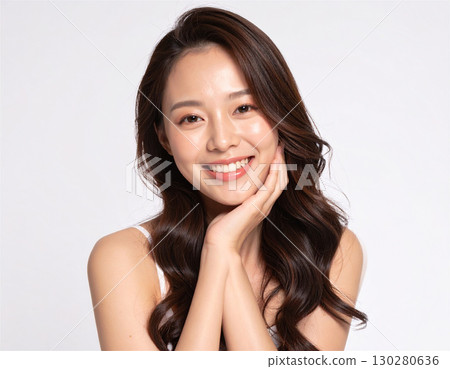 微笑的年輕女子肖像。擁有自然妝容和健康肌膚的美麗女性的美容和護膚圖像 130280636