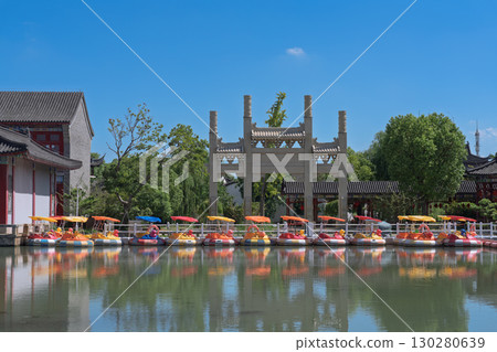 古韻園林的彩色遊船 古韻園林的彩色遊船 130280639