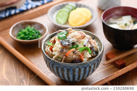 熱氣騰騰的日式早餐、午餐和晚餐套餐，以豪華的鯖魚乾菜餚為特色。 130280698