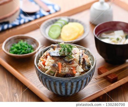 熱氣騰騰的日式早餐、午餐和晚餐套餐，以豪華的鯖魚乾菜餚為特色。 130280700