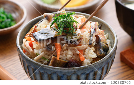 熱氣騰騰的日式早餐、午餐和晚餐套餐,以豪華的鯖魚乾菜餚為特色。 熱氣騰騰的日式早餐、午餐和晚餐套餐,以豪華的鯖魚乾菜餚為特色。 130280705