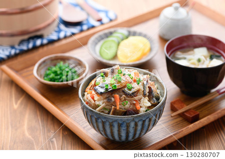 熱氣騰騰的日式早餐、午餐和晚餐套餐,以豪華的鯖魚乾菜餚為特色。 熱氣騰騰的日式早餐、午餐和晚餐套餐,以豪華的鯖魚乾菜餚為特色。 130280707